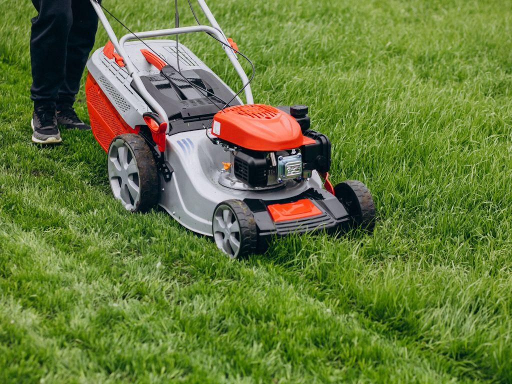 Roberts Property Management LLC 860 248 7966 39 Treadwell Ave, Thomaston, CT, 06787 commercial lawn mowing